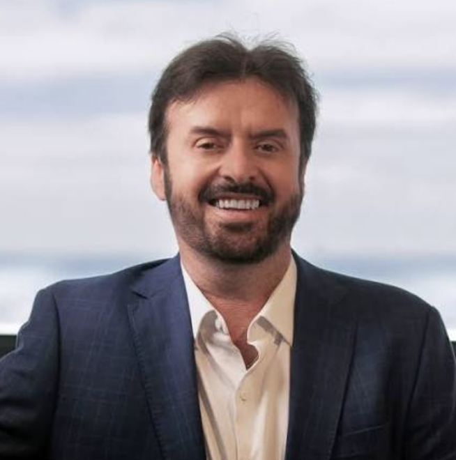 Dr. Alexandre Algarve, assessorado de Arthur Sian